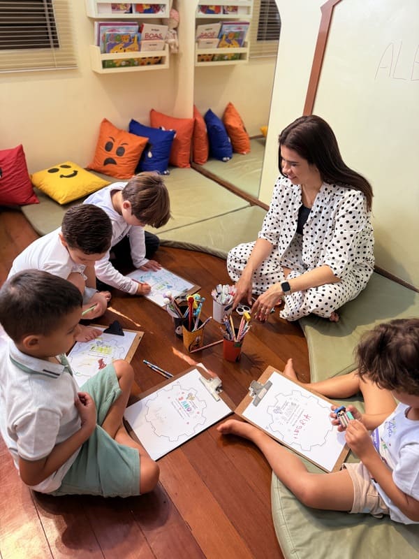 Facilitadora conduzindo a atividade com o livro Monstro das Cores